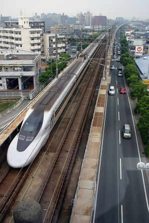 800px-Shinkansen_700-7000-E8-Hakata-Minami_Line-Osa-20040612-133844.jpg